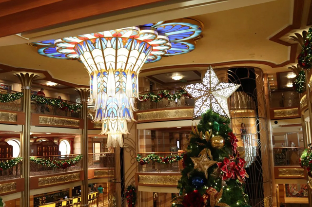 Take A Merry Holiday Cruise On Christmas 2022 In NYC