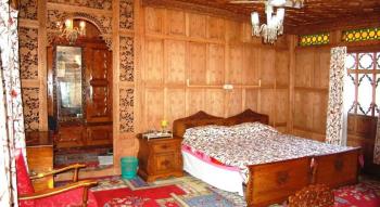 Houseboat room