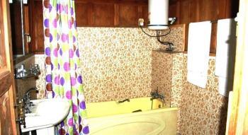 Houseboat washroom