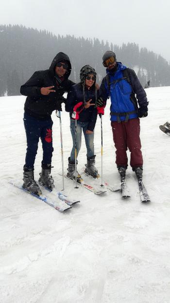 indian couple enjoying skiing with our guide yasir