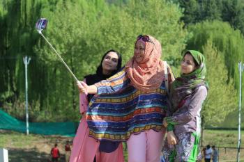 Photo With Kashmiri Girls  www.fbtourandtravels.com