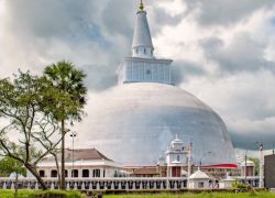 Ruwanwelisaya Stupa in Anuradhapura
