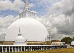 Ruvanwelisaya Stupa in Polonnaruwa