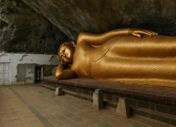 Pahiyangala Cave Temple in Ratnapura
