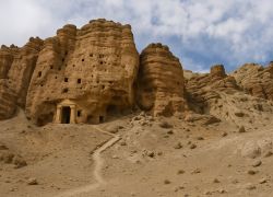 Luri Cave in Charang