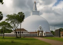 Ruwanwelisaya Stupa in Anuradhapura