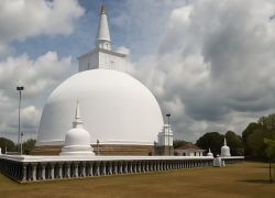 Ruvanwelisaya Stupa in Polonnaruwa