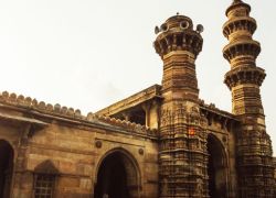 Siddi Bashir Mosque (Shaking Minarets) in Ahmedabad
