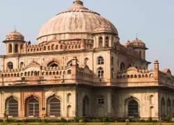 Tombs Of Saadat Ali Khan & Khurshid Zadi in Lucknow