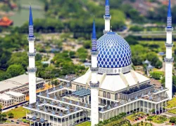 Sultan Salahuddin Abdul Aziz Shah Mosque in Shah Alam