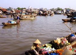 Cái Răng Floating Market in Can Tho