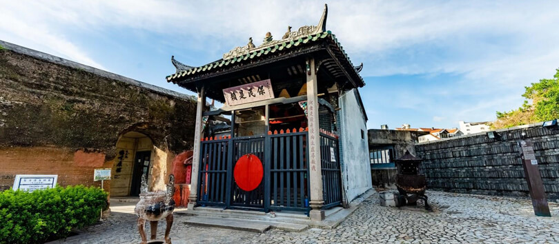 Na Tcha Temple