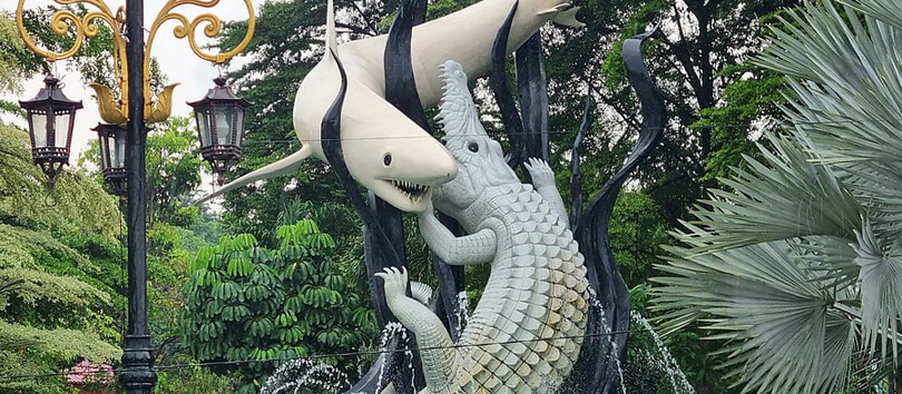 Suroboyo Monument