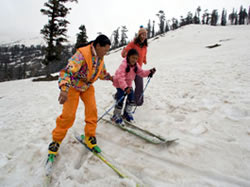 Skiing at around Manali Area Package