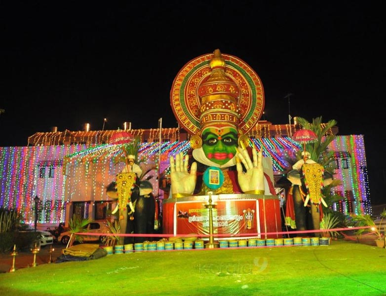 Cochin - Munnar - Thekkady - House Boat - Alleppey - Kovalam Tour