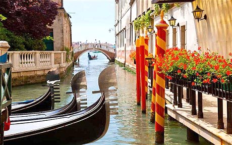 European Tapestry With London (Hat)