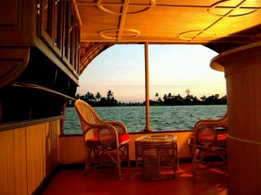 5 N 6 D Honeymoon package (Munnar - Thekkady - Alleppey Houseboat - Cherai Beach) Tour