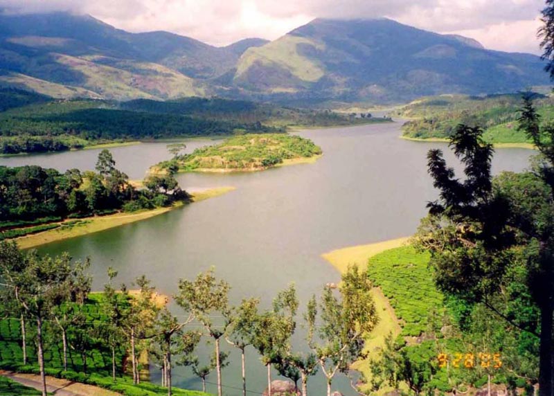 5 N 6 D Honeymoon package (Munnar - Thekkady - Alleppey Houseboat - Cherai Beach) Tour
