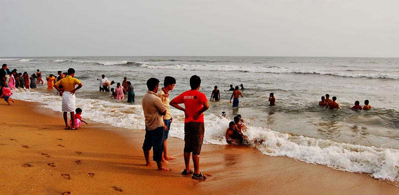 5 N 6 D Honeymoon package (Munnar - Thekkady - Alleppey Houseboat - Cherai Beach) Tour