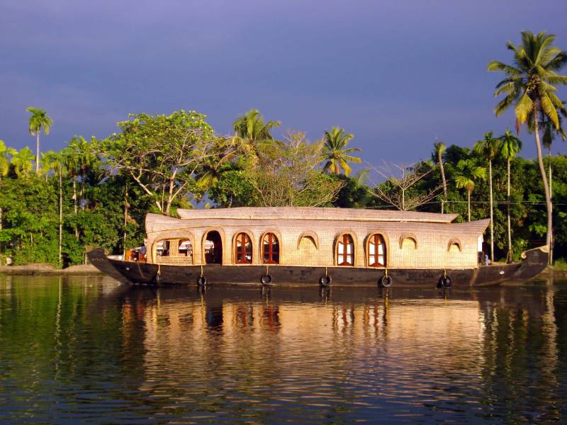 Cochin - Munnar  - Kumarakom  - Alleppey Houseboat - Cochin Tour