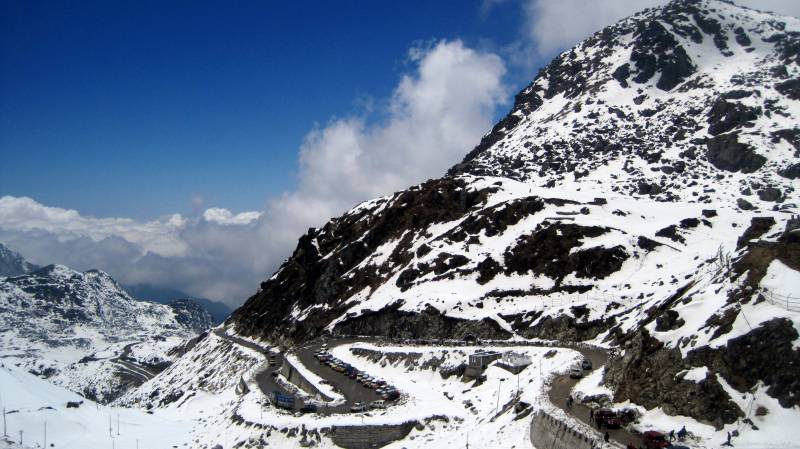 Gangtok, Lachung, Yumthang Valley, Tsomgo Lake, New Baba Mandir, Darjeeling Package