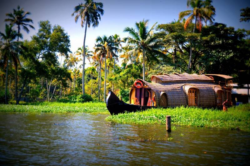 5 Nights 6 Days Kerala Honeymoon Package