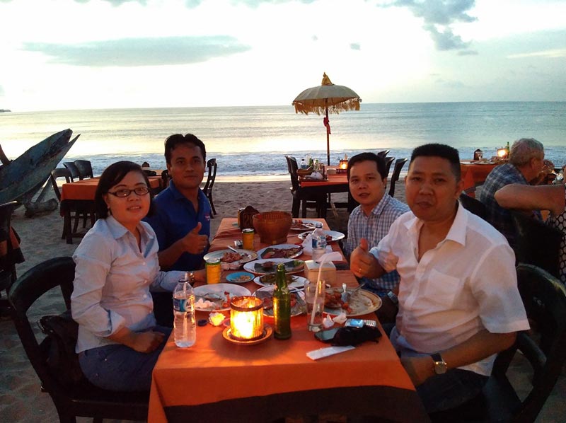 Uluwatu Sunset With Kecak Firedance And Beach-side BBQ Seafood Dinner Tour