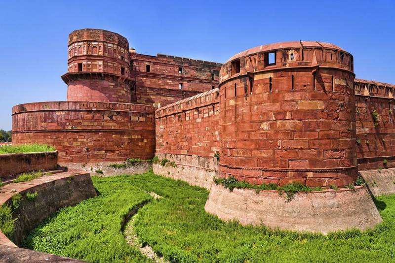 Agra Taj Mahal Day Trip by Shatabdi Express Train with Fatehpur Sikri from Delhi