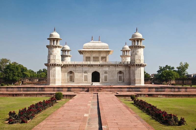 Taj Mahal Day Trip by Gatimaan Express Train from Delhi Return by Private cab.