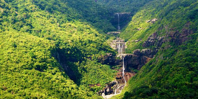 Hiking Trip Full-Day : The Magnificent 7 Waterfalls Sept Cascades, Tamarind Falls Tour