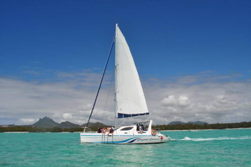 Catamaran Adventure To Îlot Gabriel, Flat Island & Coin De Mire: Lunch & Transfer Tour