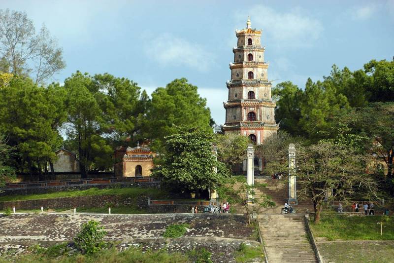 Hue Tour - Nguyen Dynasty’s Ancient City and the Perfume River At Sunset
