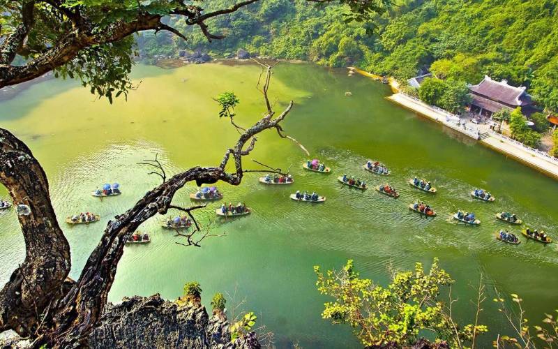 Hoa Lu Ancient – Tam Coc Boat Trip – Bai Dinh Pagoda – Kim Son Traditional Craft Village