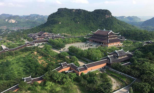 Hoa Lu Ancient – Tam Coc Boat Trip – Bai Dinh Pagoda – Kim Son Traditional Craft Village
