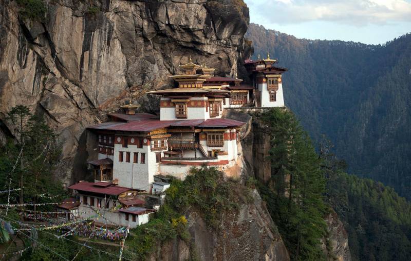 FROM GOLDEN SANDS TO HIGH MOUNTAINS - North India - Bhutan Tour