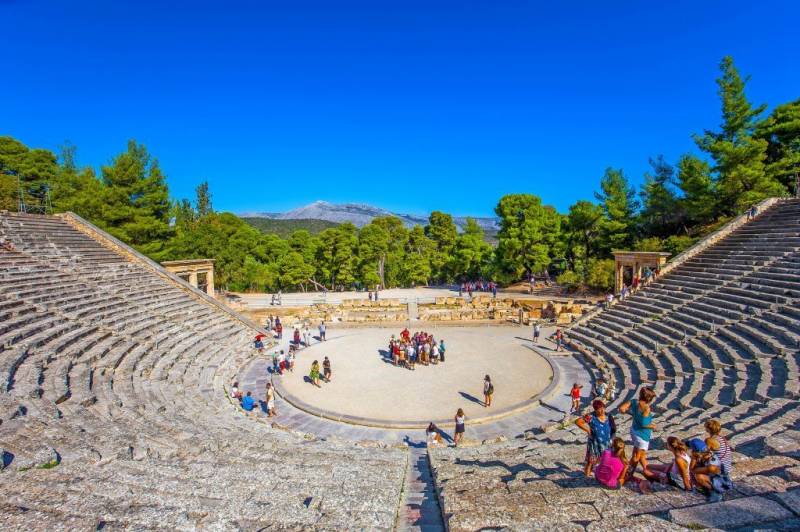 Delphi-Meteora Tour (2 Days)