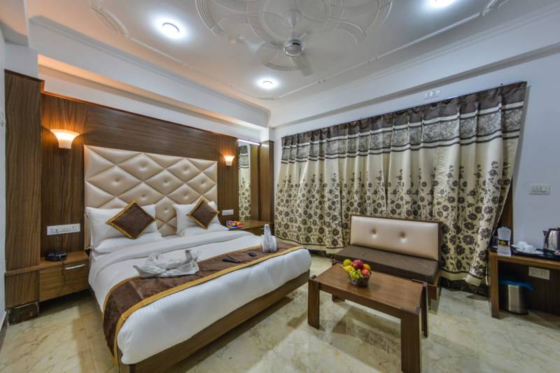 5 Days Kashmir Packages, 1 Stay in Houseboat, 3 Stays in 3hotels