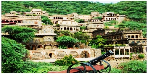 Neemrana Tour Package