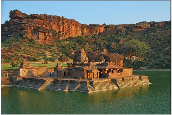 7 Days Bangalore - Hospet - Hampi - Badami - Bijapur Tour