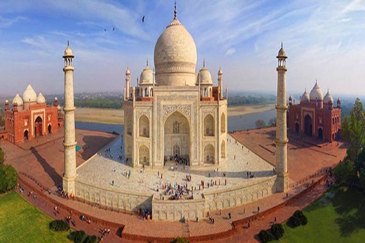 PRIVATE TAJ MAHAL AND AGRA TOUR FROM DELHI BY CAR