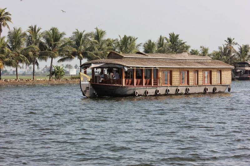 Hills & Houseboat Munnar and Alleppey Honeymoon Package 5N-6D