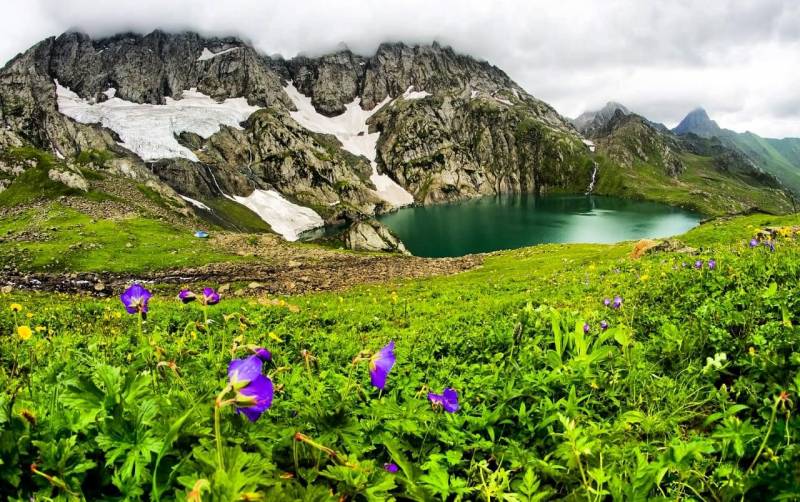 Charismatic 3 Nights 4 Days Kashmir Tour Packages