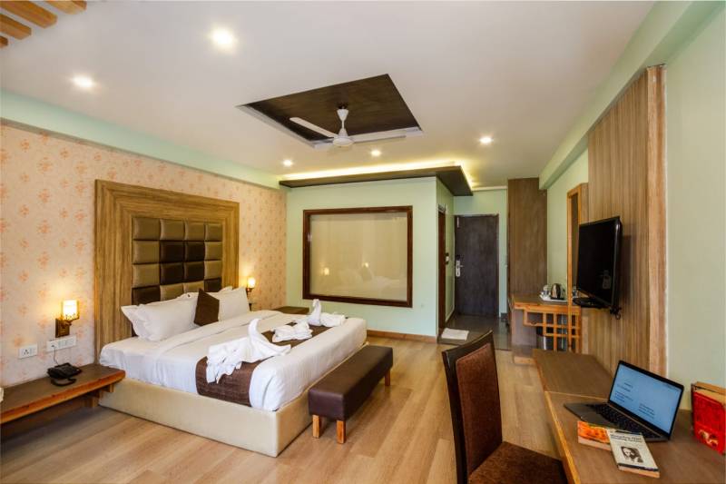 2 Nights / 3 Days Luxury Package to Manali