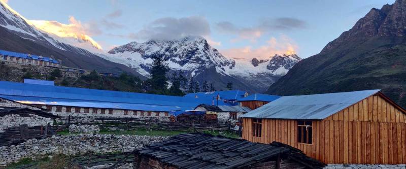 Manaslu Circuit Trek Tour