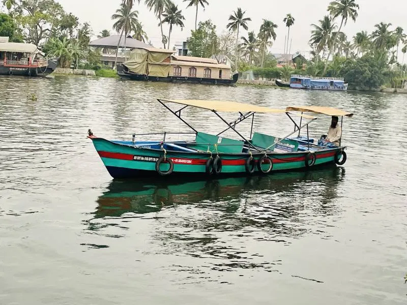 4 Hours Boating in Alappuzha 7 Members