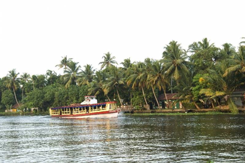 Kumarakom-Alappuzha-Houseboat 3N/4 Days Tour