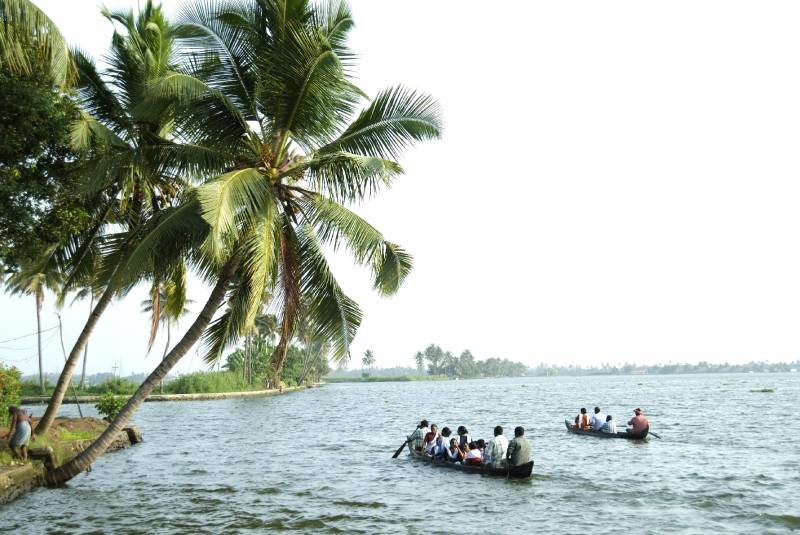 Munnar-Thekkady-Alappuzha 4N/5 Days Tour