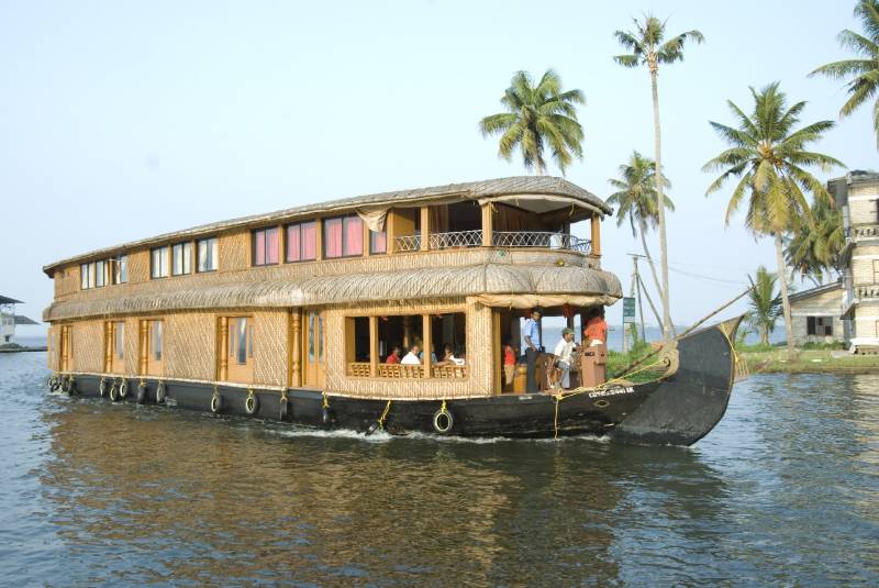 Munnar-Thekkady-Kovalam-Kanyakumari-Houseboat 8N/9 Days Tour