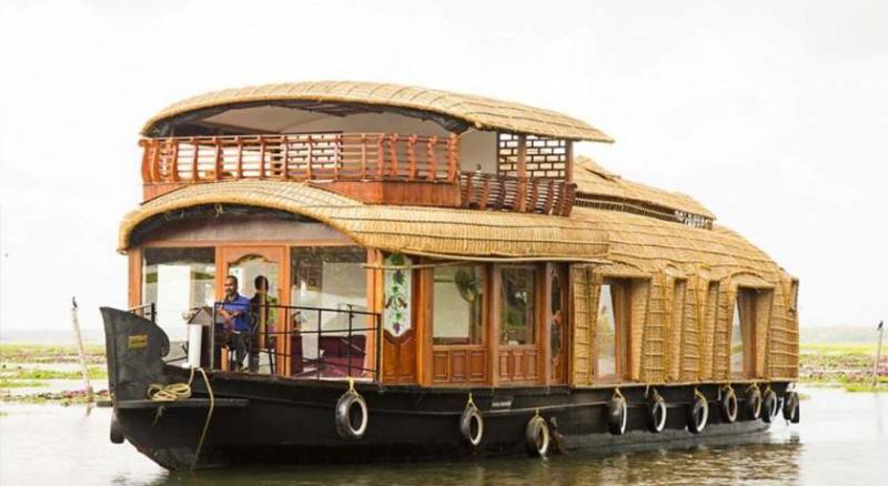 Munnar-Thekkady-Kovalam-Kanyakumari-Houseboat 8N/9 Days Tour