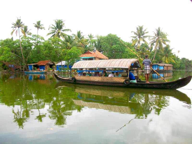 Stunning Backwaters of Kerala with Exotic Beach Tour Package